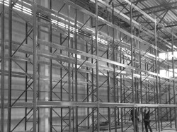 Возобновлен монтаж фронтальных стеллажей в новом складском комплексе